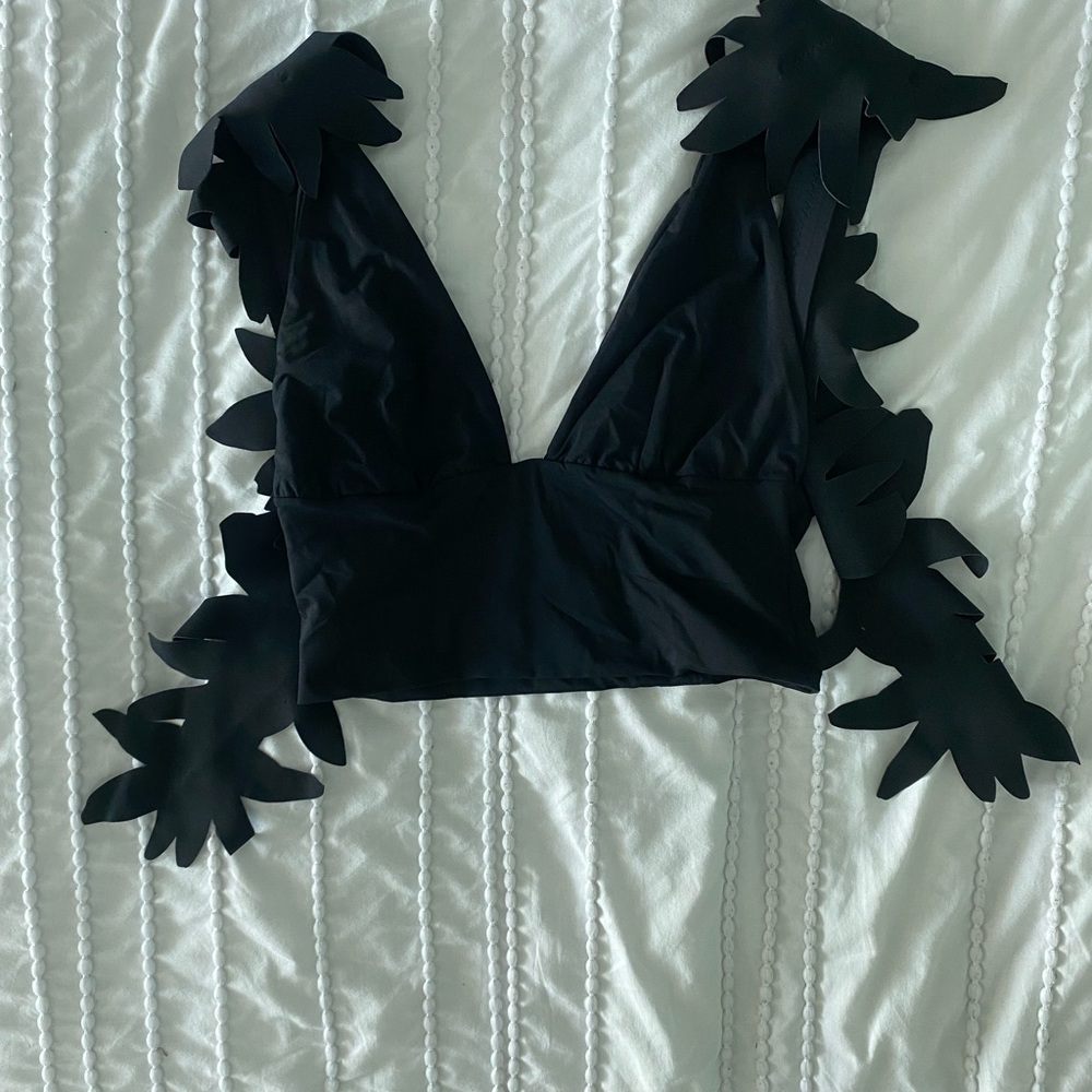 Chic Black Leaf-Detail Crop Top